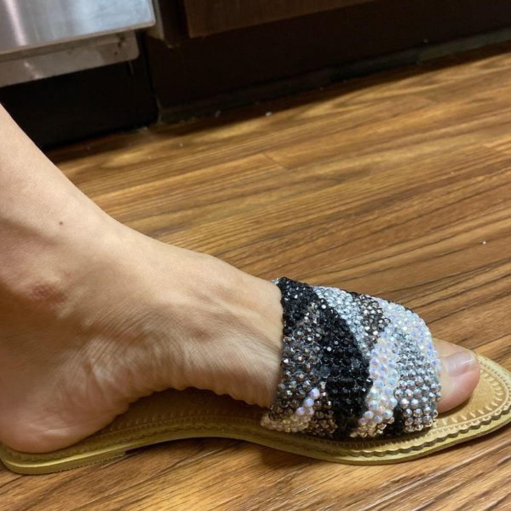 Flat sandals